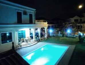 Majoituspaikan julkisivu illalla/yöllä