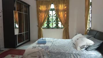 1 bedroom, desk, blackout curtains, soundproofing