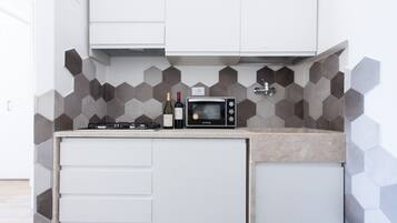 Fridge, oven, stovetop, coffee/tea maker