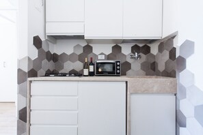 Fridge, oven, stovetop, coffee/tea maker
