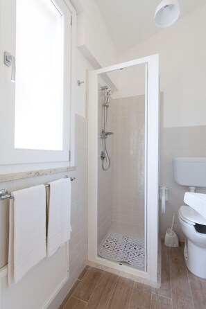 Shower, hair dryer, towels, toilet paper - Conchiglia Studio on the beach (Cortigliolo)