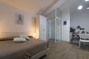 Desk, iron/ironing board, free WiFi, bed sheets - Conchiglia Studio on the beach (Cortigliolo)