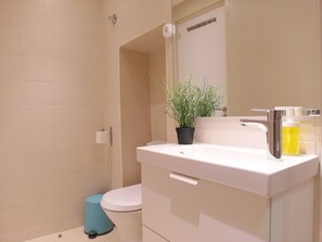 Douche, sèche-cheveux, serviettes fournies