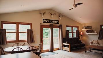 TV connectée, lecteur de DVD, livres