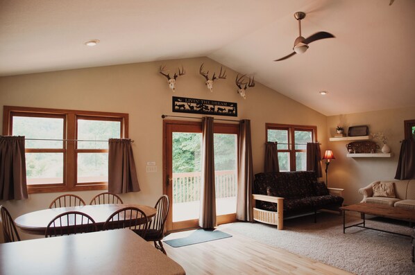 Téléviseur connecté, lecteur de DVD, livres