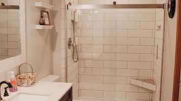 Ensemble douche/baignoire, sèche-cheveux, serviettes fournies, savon