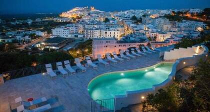 Vue sur la mer depuis la terrasse - la maison devant la piscine! Plage a 10'
