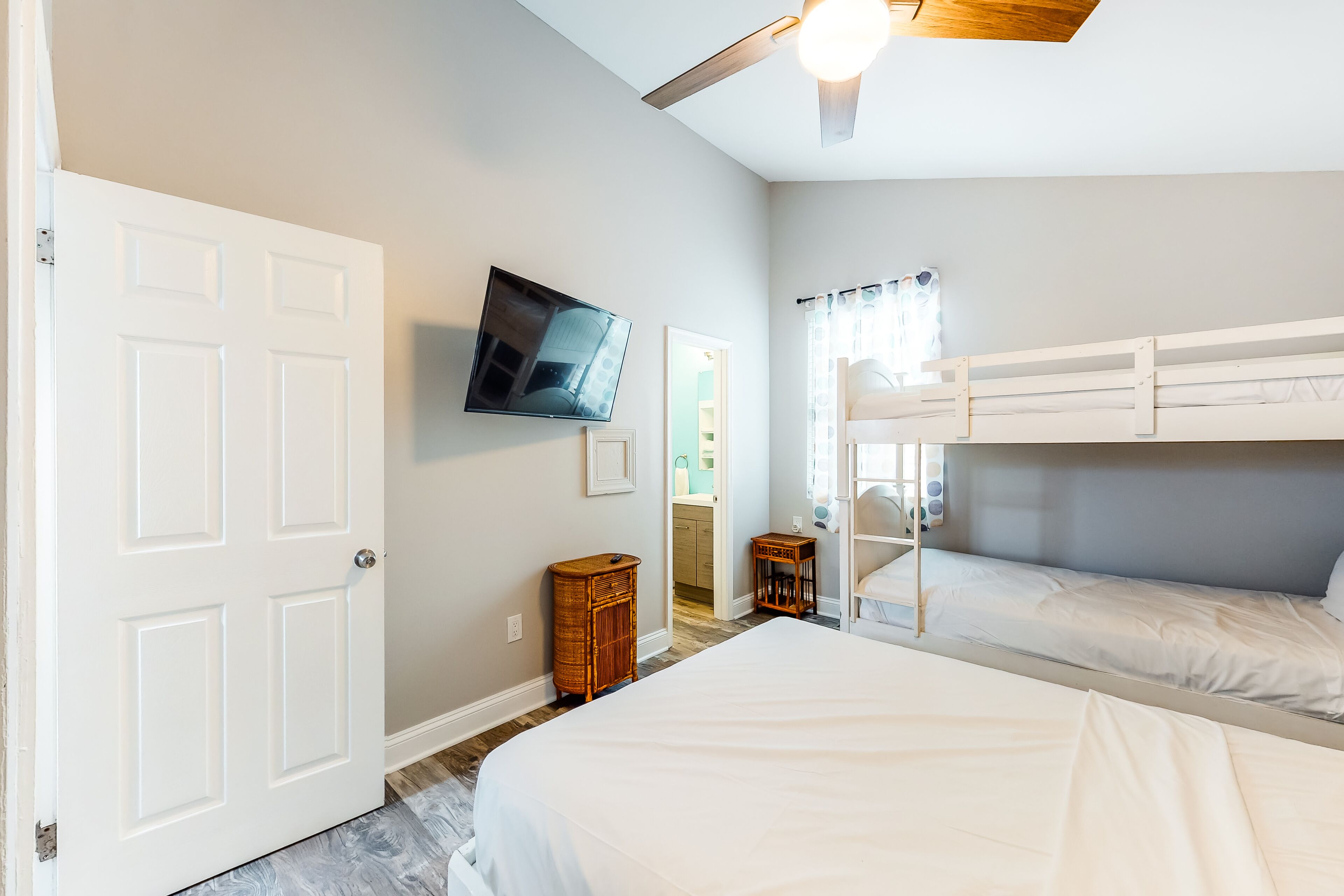 12 habitaciones, internet y ropa de cama 