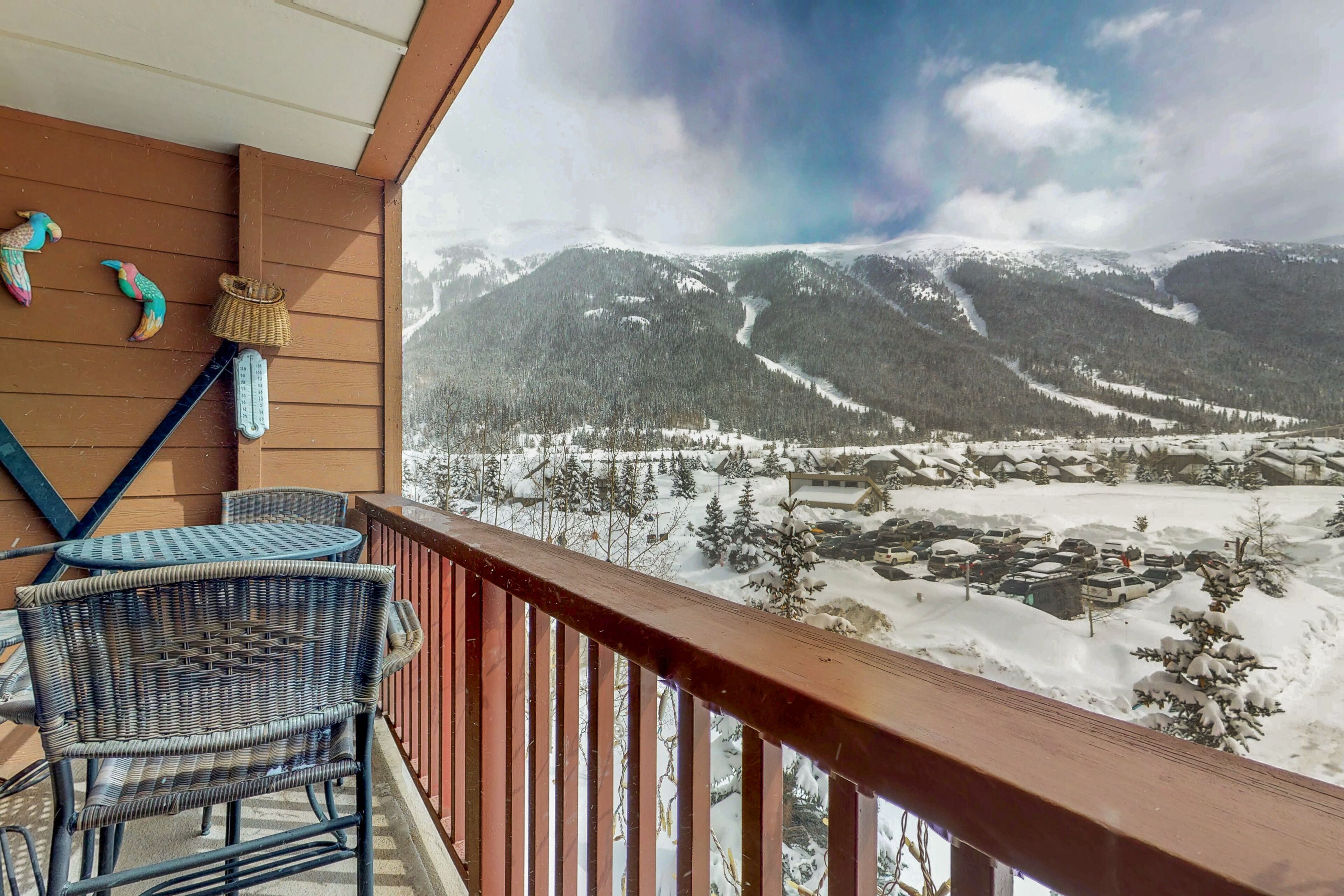 Mountain view condo w/ shared sauna & gym - steps to Super Bee lift