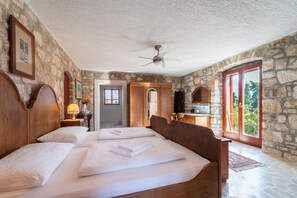 3 bedrooms, WiFi, bed sheets - Luxurious villa with sea views, outdoor pool, pizza oven & free Wi-Fi (Premantura)