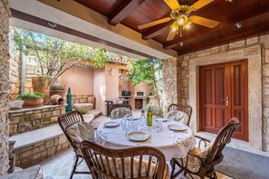 Outdoor dining - Luxurious villa with sea views, outdoor pool, pizza oven & free Wi-Fi (Premantura)