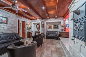 TV - Luxurious villa with sea views, outdoor pool, pizza oven & free Wi-Fi (Premantura)