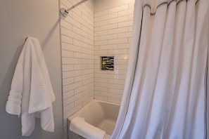 Combined shower/tub, hair dryer, towels, soap - Named "the most relaxing town in Alabama" by World Atlas. Two master en suites! (Mentone)