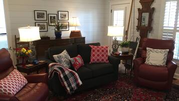 智能電視、壁爐、書籍