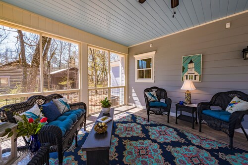 Best mountaintop town in Alabama! Two en suite masters! Spring is fabulous here!