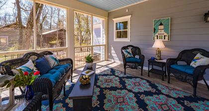 Best mountaintop town in Alabama! Two en suite masters! Spring is fabulous here!