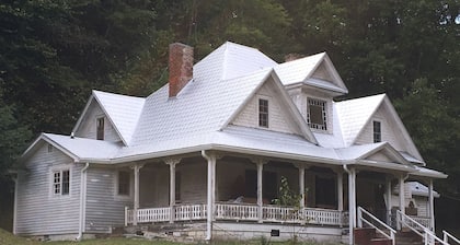 Lake Lure -maalaistalo, mtn-virta, 63 metsäistä hehtaaria, 21 min Lu-järveltä