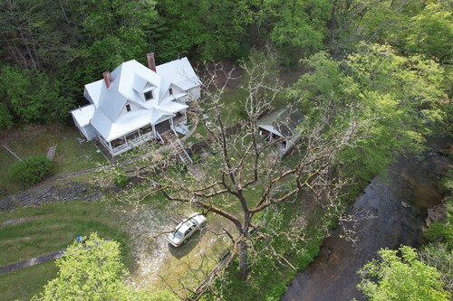 Farmhouse, mountain stream, 63 wooded acres, 21 min from Lake Lure