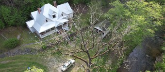 Farmhouse, mountain stream, 63 wooded acres, 21 min from Lake Lure