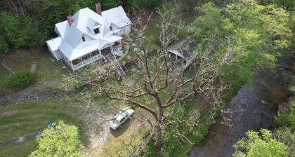 Farmhouse, mountain stream, 63 wooded acres, 21 min from Lake Lure