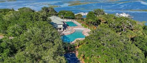 Una piscina al aire libre, una piscina climatizada