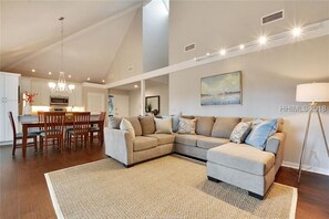 Smart TV, books - Hilton Head/Bluffton SC Salt Marsh Cottage in Moss Creek Beautiful, tennis, golf (Hilton Head Island)