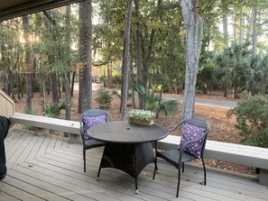 Outdoor dining - Hilton Head/Bluffton SC Salt Marsh Cottage in Moss Creek Beautiful, tennis, golf (Hilton Head Island)