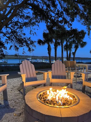 Property grounds - Hilton Head/Bluffton SC Salt Marsh Cottage in Moss Creek Beautiful, tennis, golf (Hilton Head Island)