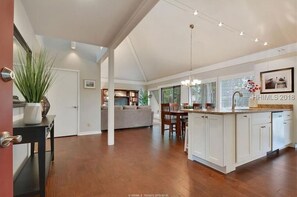 Interior - Hilton Head/Bluffton SC Salt Marsh Cottage in Moss Creek Beautiful, tennis, golf (Hilton Head Island)