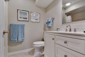Combined shower/tub, hair dryer, towels, soap - Hilton Head/Bluffton SC Salt Marsh Cottage in Moss Creek Beautiful, tennis, golf (Hilton Head Island)