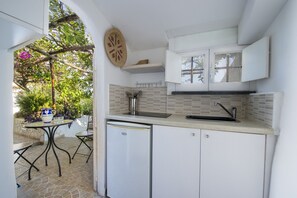 Kühlschrank, Mikrowelle, Ofen, Herdplatte