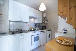 ثلاجة، ميكروويف، فرن، موقد طهي مسطح