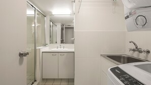 Douche, sèche-cheveux, serviettes fournies