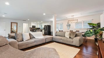 Fernseher, Kamin, Arbeitsbereiche