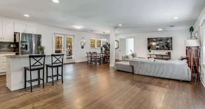 ATL airport pool villa, sleeps 10