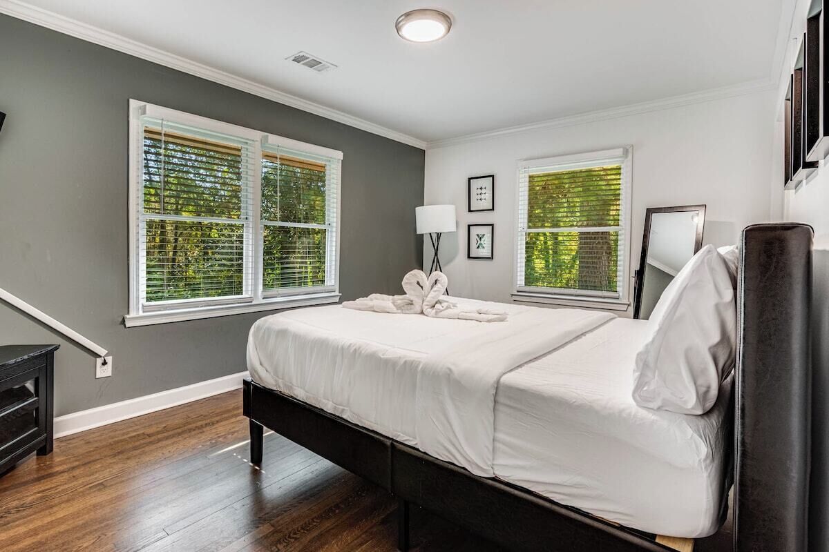 4 bedrooms, iron/ironing board, WiFi, bed sheets