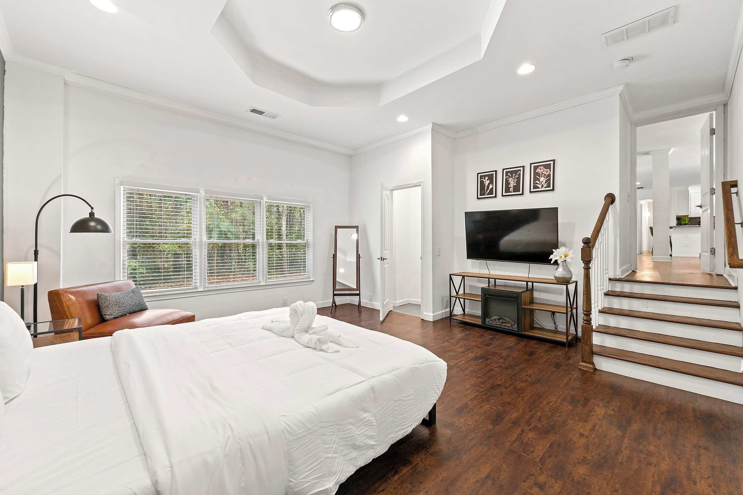4 bedrooms, iron/ironing board, WiFi, bed sheets