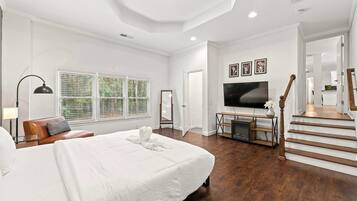 4 bedrooms, iron/ironing board, WiFi, bed sheets