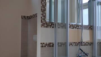 Articles de toilette gratuits, sĂšche-cheveux, serviettes fournies
