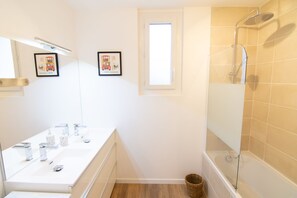 Hair dryer, towels, shampoo, toilet paper