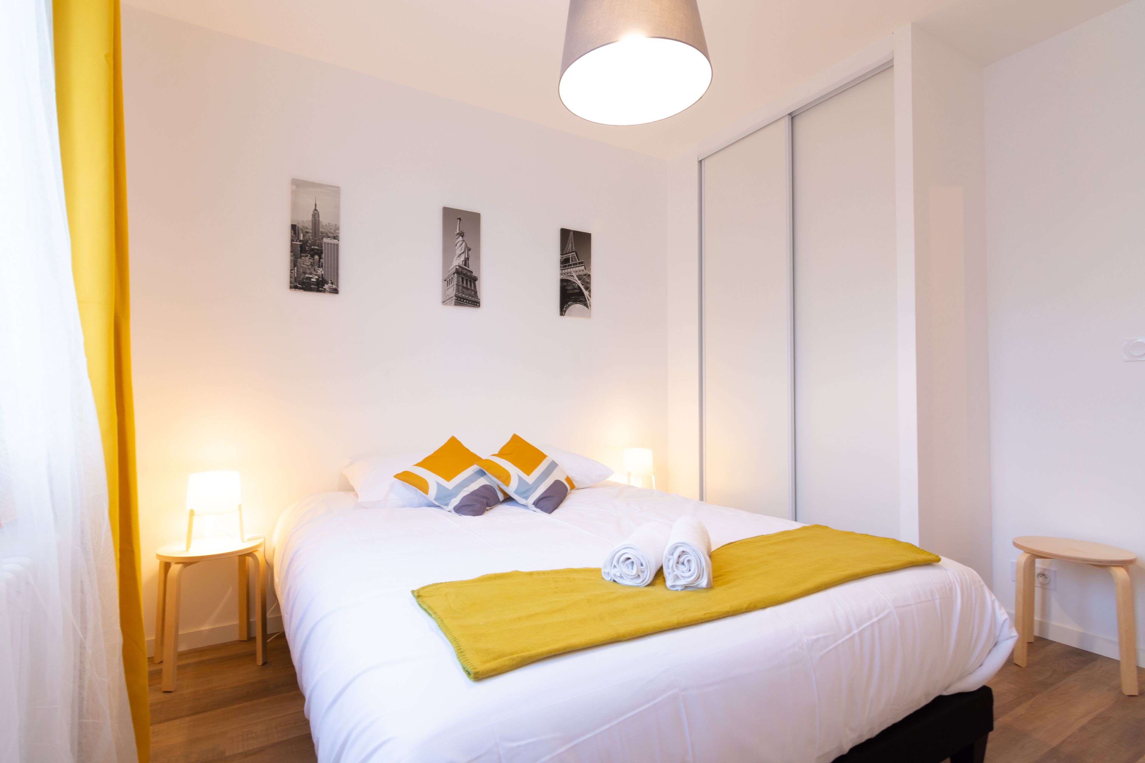 3 chambres, coffres-forts dans les chambres, fer et planche à repasser