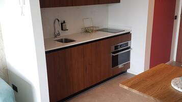 Een koelkast, een magnetron, een oven, een vaatwasser