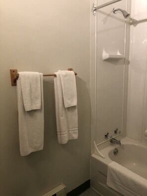 Bathtub, deep soaking tub, towels - Iceberg Inn (Churchill)