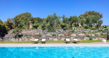 Sicilian cottage in villa with pool, park and sea