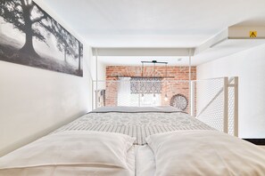 1 bedroom, in-room safe, iron/ironing board, free WiFi