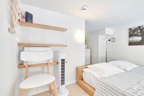 1 slaapkamer, een strijkplank/strijkijzer, gratis wifi, beddengoed