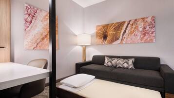 Pillowtop-Betten, Schreibtisch, Bügeleisen/Bügelbrett