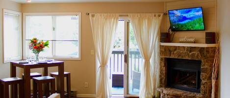 Televisión y chimenea