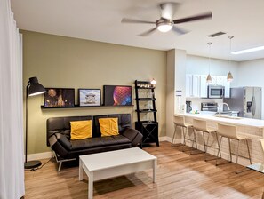 Smart TV, table tennis