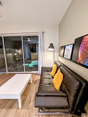 Smart-tv och ett bordtennisbord
